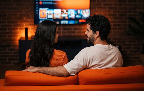 TODA A PROGRAMAÇÃO NA SUA MÃO - Assista pelo celular, tablet, computador ou Smart TV. Pause, volte e retome ao vivo.